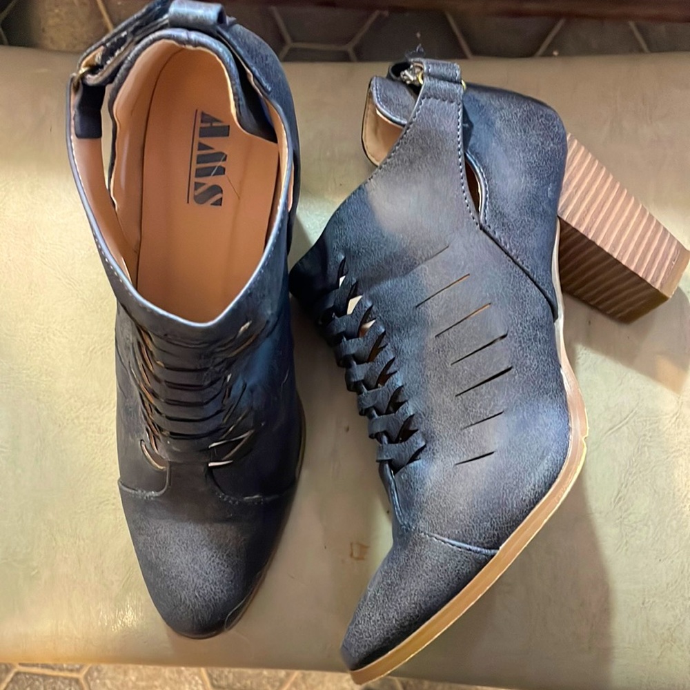 Size 7 AMS shoes